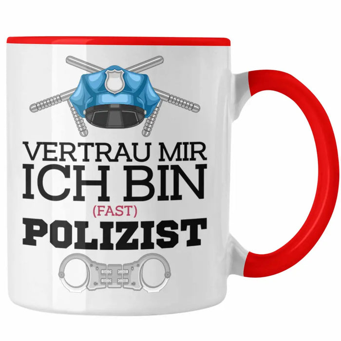 Trendation - Polizist Ausbildung Tasse Geschenk Polizei Lustiger Spruch Ich Bin Fast Polizist Rot Trendation