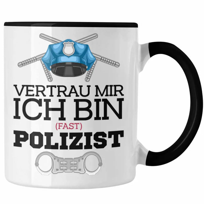 Trendation - Polizist Ausbildung Tasse Geschenk Polizei Lustiger Spruch Ich Bin Fast Polizist Trendation