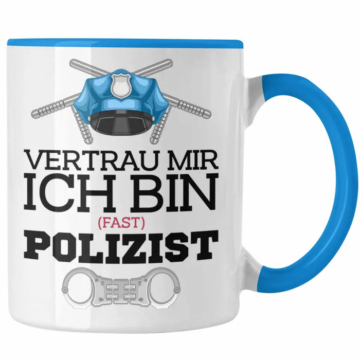 Trendation - Polizist Ausbildung Tasse Geschenk Polizei Lustiger Spruch Ich Bin Fast Polizist Blau Trendation