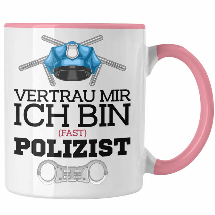 Trendation - Polizist Ausbildung Tasse Geschenk Polizei Lustiger Spruch Ich Bin Fast Polizist Rosa Trendation