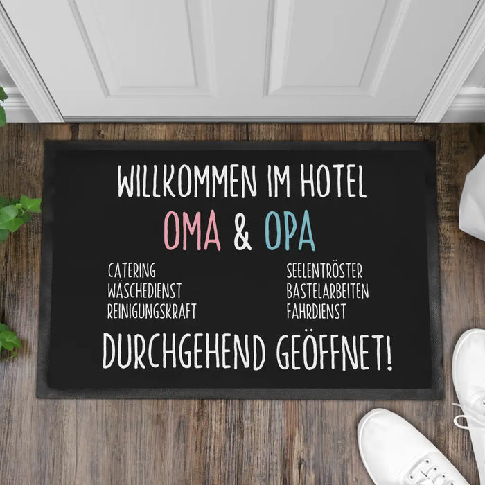 Willkommen Hotel Oma und Opa Fußmatte Geschenk Pension 24/7 Geöffnet Fußabtreter Innen und Außenbereich 60x40 cm Schwarz-3 Trendation