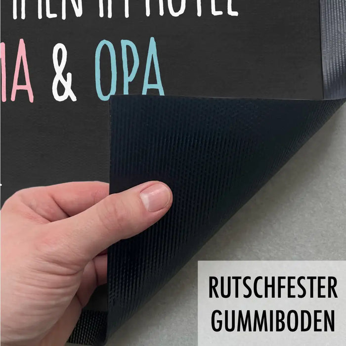 Willkommen Hotel Oma und Opa Fußmatte Geschenk Pension 24/7 Geöffnet Fußabtreter Innen und Außenbereich 60x40 cm Schwarz-3 Trendation