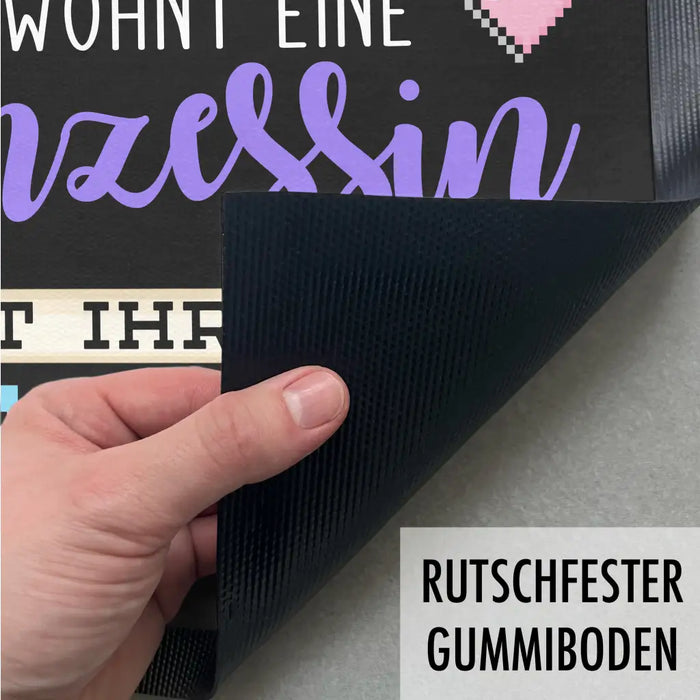 Zocker Fußmatte Geschenk Hier Wohnt Eine Prinzessin Mit Ihrem Gamer Lustig 60x40 cm Schwarz-3 Trendation