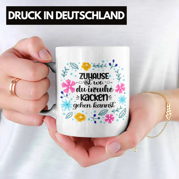 Zuhause Ist Wo Du Inruhe Kacken Gehen Kannst Tasse Geschenk Freundin Geschenkidee Umzug Einzug Weiß Trendation