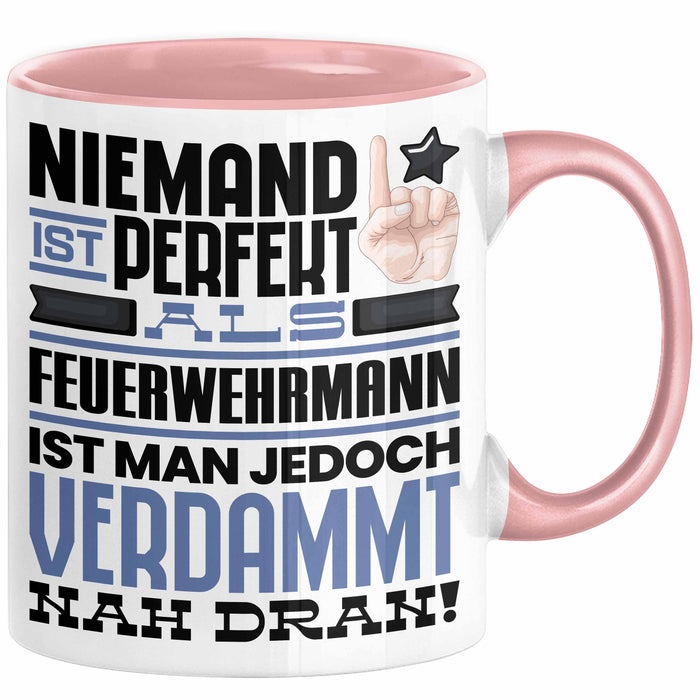 Feuerwehrmann Geschenk Tasse Lustige Geschenkidee für Feuerwehrmann Geburtstag Kaffee-Becher Niemand Ist Perfekt Aber Als Feuerwehrmann Ist Man Nah Dran Rosa Trendation