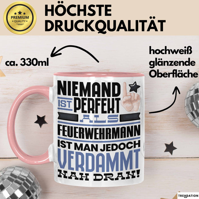 Feuerwehrmann Geschenk Tasse Lustige Geschenkidee für Feuerwehrmann Geburtstag Kaffee-Becher Niemand Ist Perfekt Aber Als Feuerwehrmann Ist Man Nah Dran Rosa Trendation