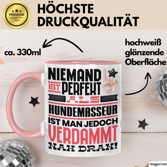 Hundemasseur Geschenk Tasse Lustige Geschenkidee für Hundemasseur Geburtstag Kaffee-Becher Niemand Ist Perfekt Aber Als Hundemasseur Ist Man Nah Dran Rosa Trendation