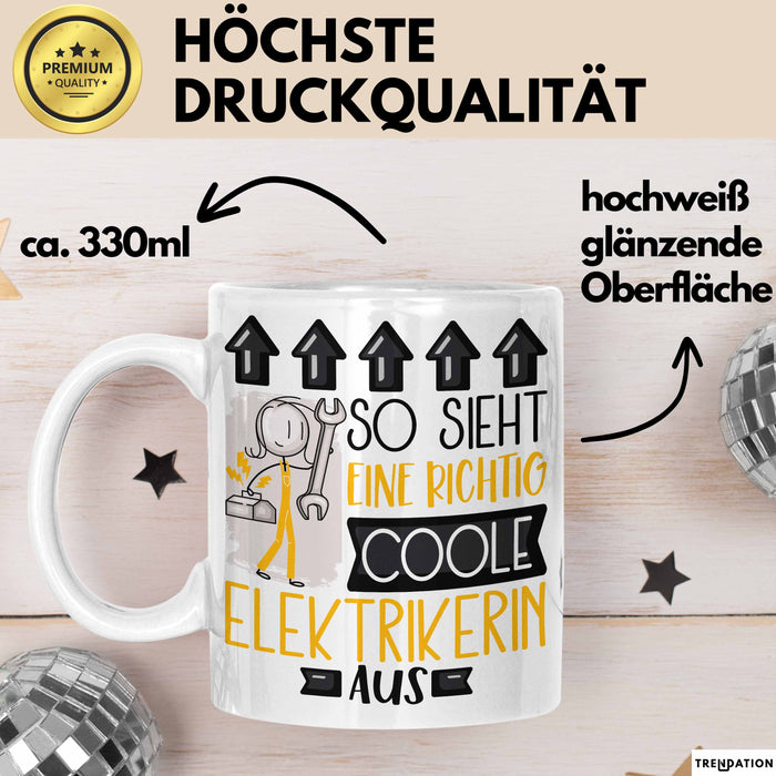 Elektrikerin Geschenk Tasse Geschenkidee für Elektrikerin Geburtstag Weihnachten Spruch So Sieht Eine Richtig Coole Elektrikerin Aus Kaffee-Becher Weiß Trendation