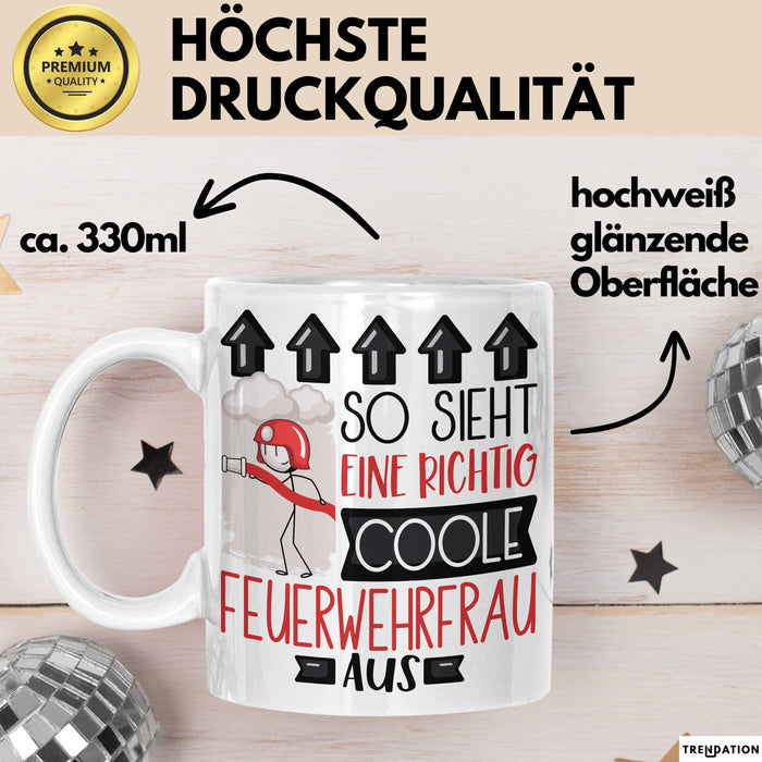 Feuerwehrfrau Geschenk Tasse Geschenkidee für Feuerwehrfrau Geburtstag Weihnachten Spruch So Sieht Eine Richtig Coole Feuerwehrfrau Aus Kaffee-Becher Weiß Trendation