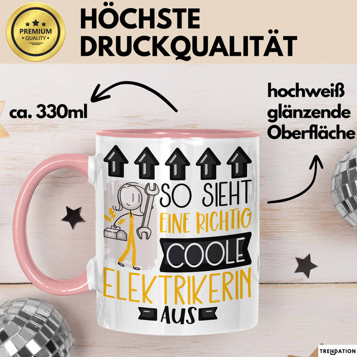 Elektrikerin Geschenk Tasse Geschenkidee für Elektrikerin Geburtstag Weihnachten Spruch So Sieht Eine Richtig Coole Elektrikerin Aus Kaffee-Becher Rosa Trendation