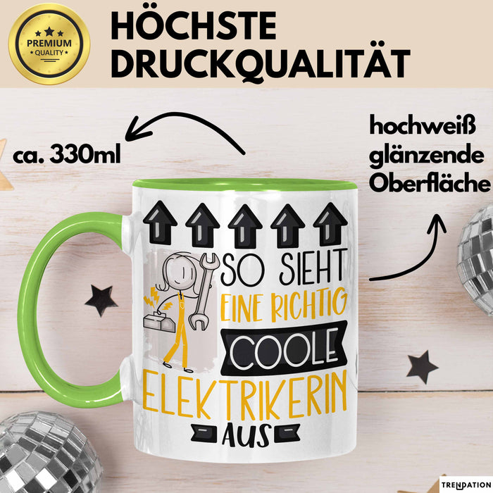 Elektrikerin Geschenk Tasse Geschenkidee für Elektrikerin Geburtstag Weihnachten Spruch So Sieht Eine Richtig Coole Elektrikerin Aus Kaffee-Becher Grün Trendation