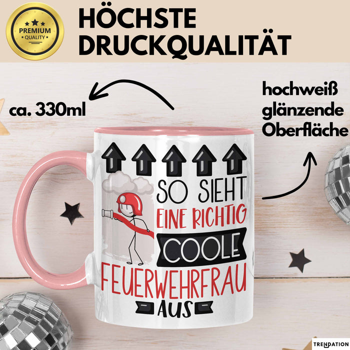Feuerwehrfrau Geschenk Tasse Geschenkidee für Feuerwehrfrau Geburtstag Weihnachten Spruch So Sieht Eine Richtig Coole Feuerwehrfrau Aus Kaffee-Becher Rosa Trendation