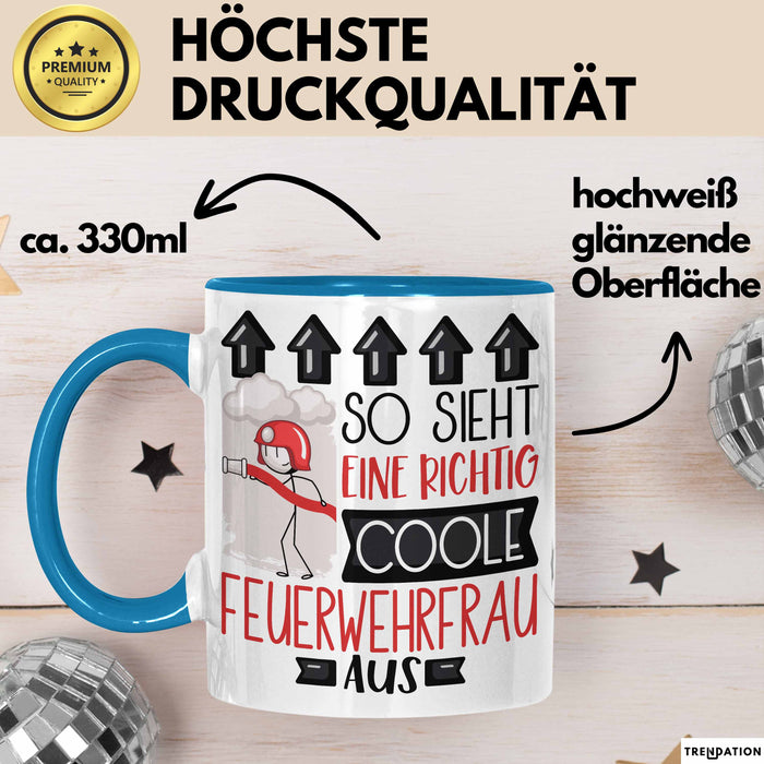 Feuerwehrfrau Geschenk Tasse Geschenkidee für Feuerwehrfrau Geburtstag Weihnachten Spruch So Sieht Eine Richtig Coole Feuerwehrfrau Aus Kaffee-Becher Blau Trendation