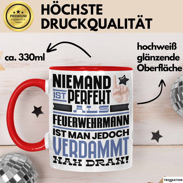 Feuerwehrmann Geschenk Tasse Lustige Geschenkidee für Feuerwehrmann Geburtstag Kaffee-Becher Niemand Ist Perfekt Aber Als Feuerwehrmann Ist Man Nah Dran Rot Trendation