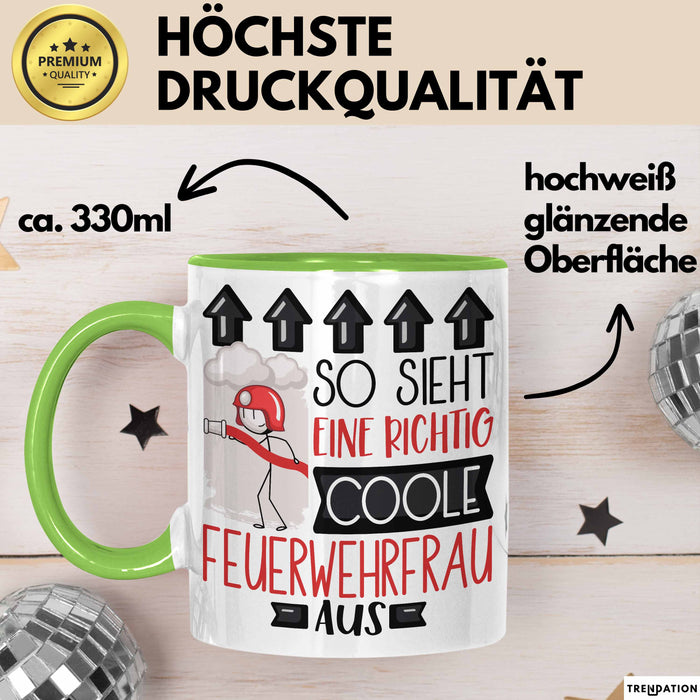 Feuerwehrfrau Geschenk Tasse Geschenkidee für Feuerwehrfrau Geburtstag Weihnachten Spruch So Sieht Eine Richtig Coole Feuerwehrfrau Aus Kaffee-Becher Grün Trendation