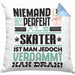 Skater Geschenk Kissen mit Füllung 40x40 Lustige Geschenkidee für Skater Geburtstag Niemand Ist Perfekt Aber Als Skater Ist Man Nah Dran (Grau) Blau Trendation