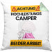 Camper Kissen mit Füllung 40x40 Geschenk Lustiger Spruch Geschenkidee für Camper Achtung Hochleistungs Camper Bei Der Arbeit (Grau) Grün Trendation