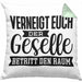 Geselle Prüfung Bestanden Kissen mit Füllung 40x40 Geschenk Verneigt Euch Der Geselle Betritt Den Raum (Grau) Grün Trendation
