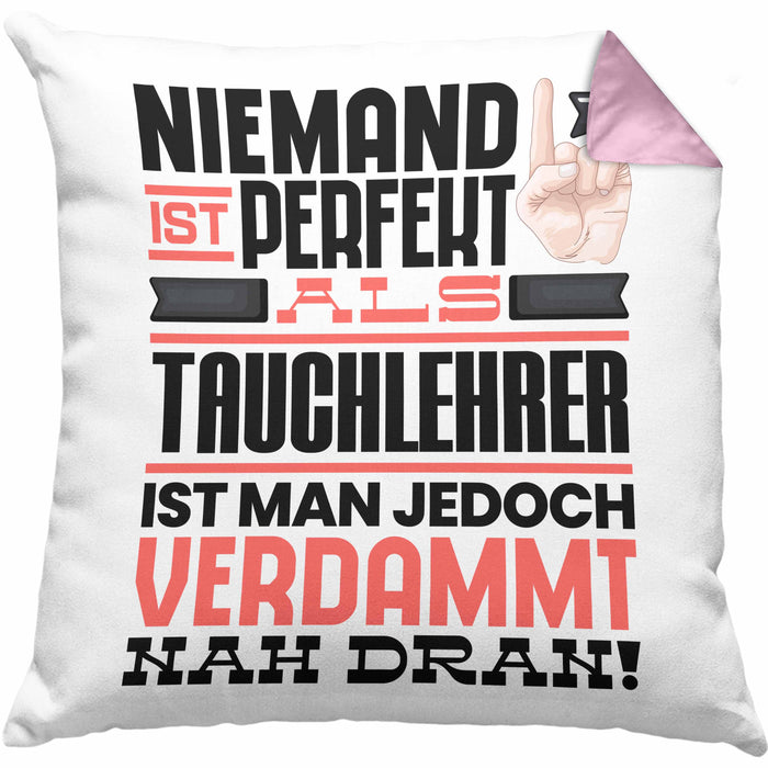 Tauchlehrer Geschenk Kissen mit Füllung 40x40 Lustige Geschenkidee für Tauchlehrer Geburtstag Niemand Ist Perfekt Aber Als Tauchlehrer Ist Man Nah Dran (Grau) Rosa Trendation