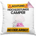 Camper Kissen mit Füllung 40x40 Geschenk Lustiger Spruch Geschenkidee für Camper Achtung Hochleistungs Camper Bei Der Arbeit (Grau) Rosa Trendation