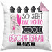 Geschäftsfrau Geschenk Kissen mit Füllung 40x40 Lustig Geschenkidee für Geschäftsfrau Geburtstag So Sieht Eine Richtig Coole Geschäftsfrau Aus Frauen Spruch (Grau) Rosa Trendation