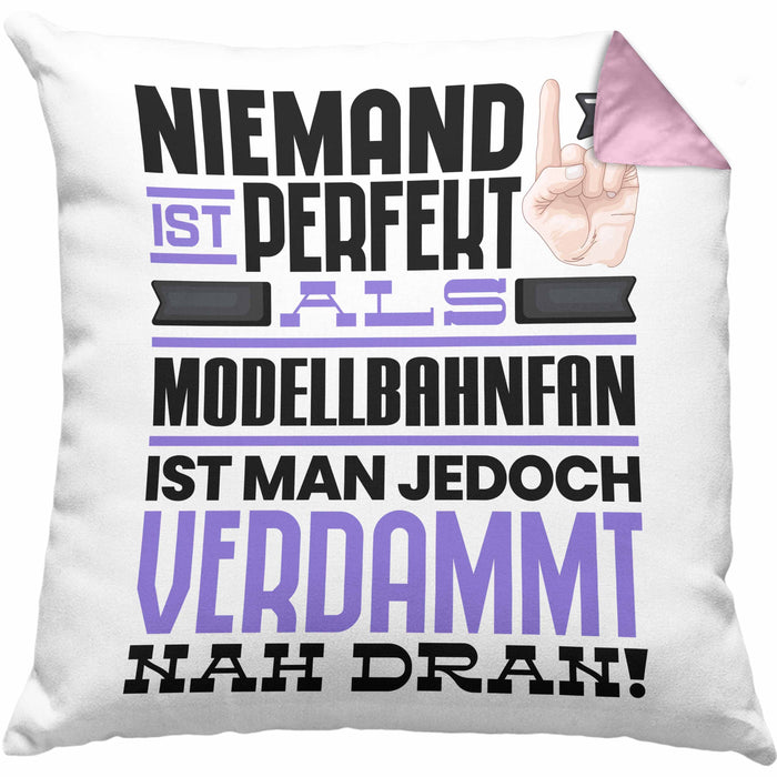 Modellbahnfan Geschenk Kissen mit Füllung 40x40 Lustige Geschenkidee für Modellbahnfan Geburtstag Niemand Ist Perfekt Aber Als Modellbahnfan Ist Man Nah Dran (Grau) Rosa Trendation