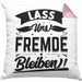 Humor Kissen mit Füllung 40x40 Geschenk mit Spruch Sarkasmus Lass Uns Fremde Bleiben Geschenkidee (Grau) Rosa Trendation
