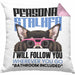 Chihuahua Besitzerin Kissen mit Füllung 40x40 Geschenk Lustiger Spruch Geschenkidee Personal Stalker (Grau) Rosa Trendation
