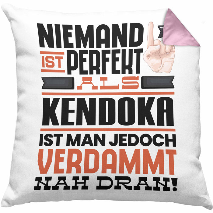 Kendoka Geschenk Kissen mit Füllung 40x40 Lustige Geschenkidee für Kendoka Geburtstag Niemand Ist Perfekt Aber Als Kendoka Ist Man Nah Dran (Grau) Rosa Trendation