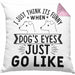 Lustige Hunde Meme Kissen mit Füllung 40x40 Geschenk Spruch Hundeliebhaber Hundebesitzer Geschenkidee When Dogs Eyes Goes Like (Grau) Rosa Trendation