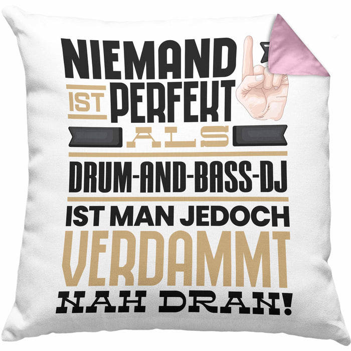 Drum-and-Bass-DJ Geschenk Kissen mit Füllung 40x40 Lustige Geschenkidee für Drum-and-Bass-DJ Geburtstag Niemand Ist Perfekt Aber Als Drum-and-Bass-DJ Ist Man Nah Dran (Grau) Rosa Trendation