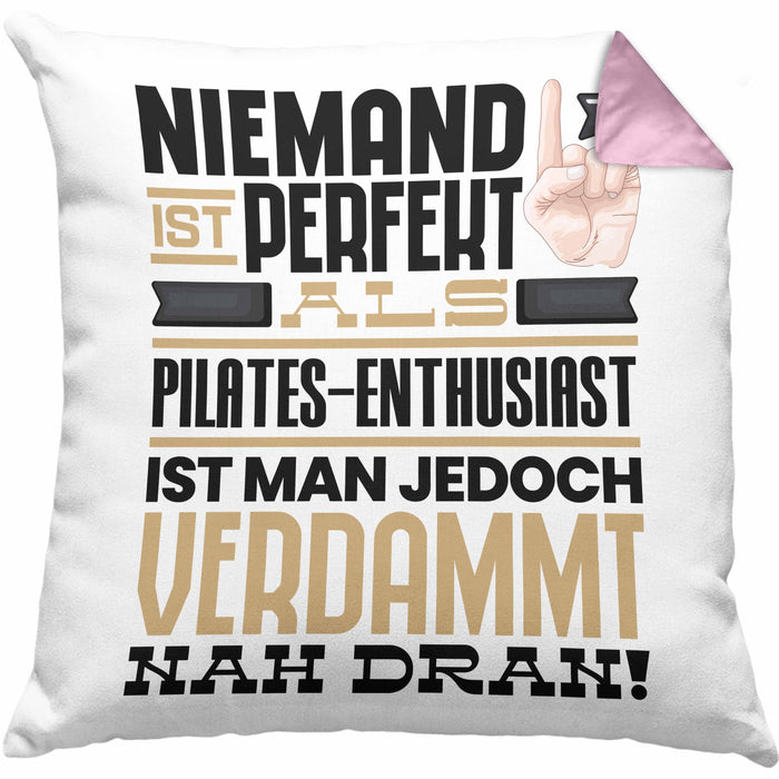 Pilates-Enthusiast Geschenk Kissen mit Füllung 40x40 Lustige Geschenkidee für Pilates-Enthusiast Geburtstag Niemand Ist Perfekt Aber Als Pilates-Enthusiast Ist Man Nah Dran (Grau) Rosa Trendation