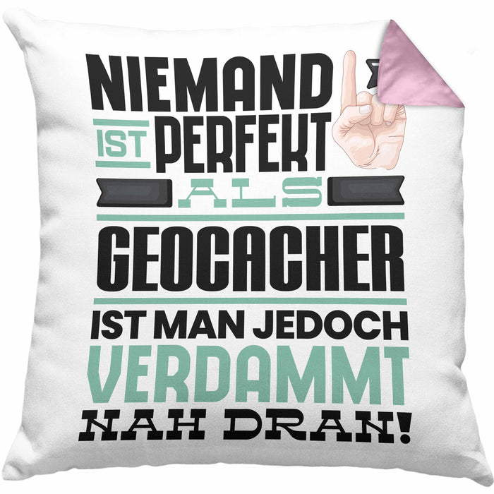 Geocacher Geschenk Kissen mit Füllung 40x40 Lustige Geschenkidee für Geocacher Geburtstag Niemand Ist Perfekt Aber Als Geocacher Ist Man Nah Dran (Grau) Rosa Trendation