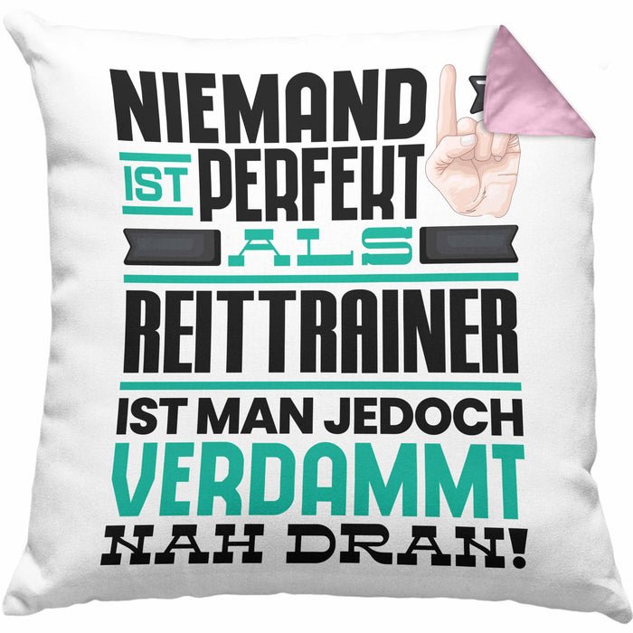 Reittrainer Geschenk Kissen mit Füllung 40x40 Lustige Geschenkidee für Reittrainer Geburtstag Niemand Ist Perfekt Aber Als Reittrainer Ist Man Nah Dran (Grau) Rosa Trendation