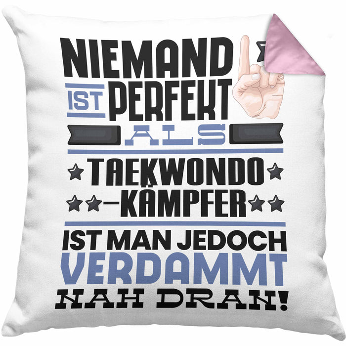 Taekwondo-Kämpfer Geschenk Kissen mit Füllung 40x40 Lustige Geschenkidee für Taekwondo-Kämpfer Geburtstag Niemand Ist Perfekt Aber Als Taekwondo-Kämpfer Ist Man Nah Dran (Grau) Rosa Trendation