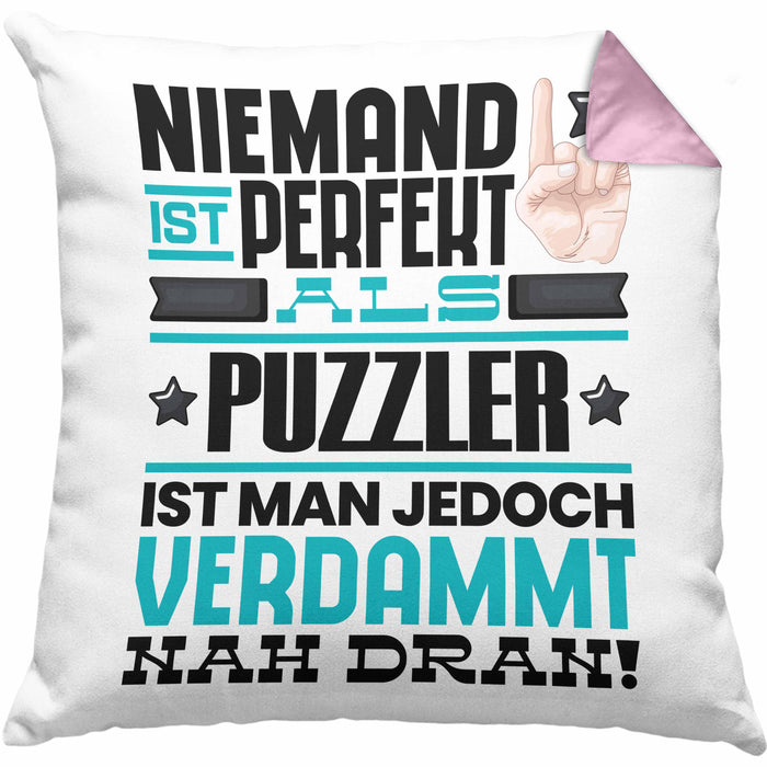 Puzzler Geschenk Kissen mit Füllung 40x40 Lustige Geschenkidee für Puzzler Geburtstag Niemand Ist Perfekt Aber Als Puzzler Ist Man Nah Dran (Grau) Rosa Trendation