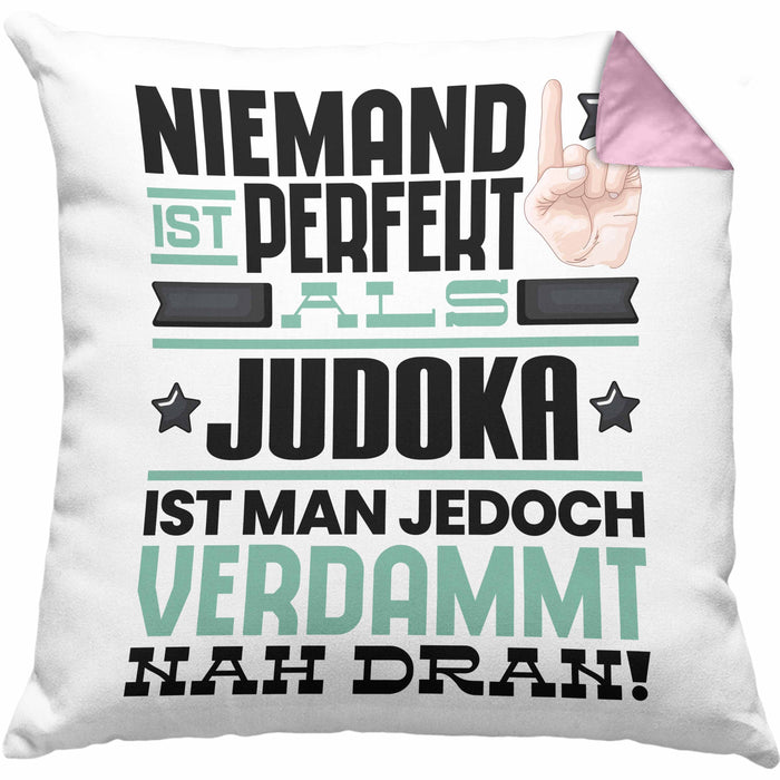 Judoka Geschenk Kissen mit Füllung 40x40 Lustige Geschenkidee für Judoka Geburtstag Niemand Ist Perfekt Aber Als Judoka Ist Man Nah Dran (Grau) Rosa Trendation
