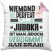 Judoka Geschenk Kissen mit Füllung 40x40 Lustige Geschenkidee für Judoka Geburtstag Niemand Ist Perfekt Aber Als Judoka Ist Man Nah Dran (Grau) Rosa Trendation