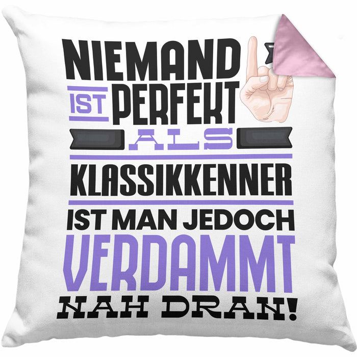 Klassikkenner Geschenk Kissen mit Füllung 40x40 Lustige Geschenkidee für Klassikkenner Geburtstag Niemand Ist Perfekt Aber Als Klassikkenner Ist Man Nah Dran (Grau) Rosa Trendation