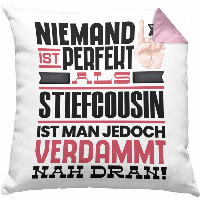 Stiefcousin Geschenk Kissen mit Füllung 40x40 Lustige Geschenkidee für Stiefcousin Geburtstag Niemand Ist Perfekt Aber Als Stiefcousin Ist Man Nah Dran (Grau) Rosa Trendation