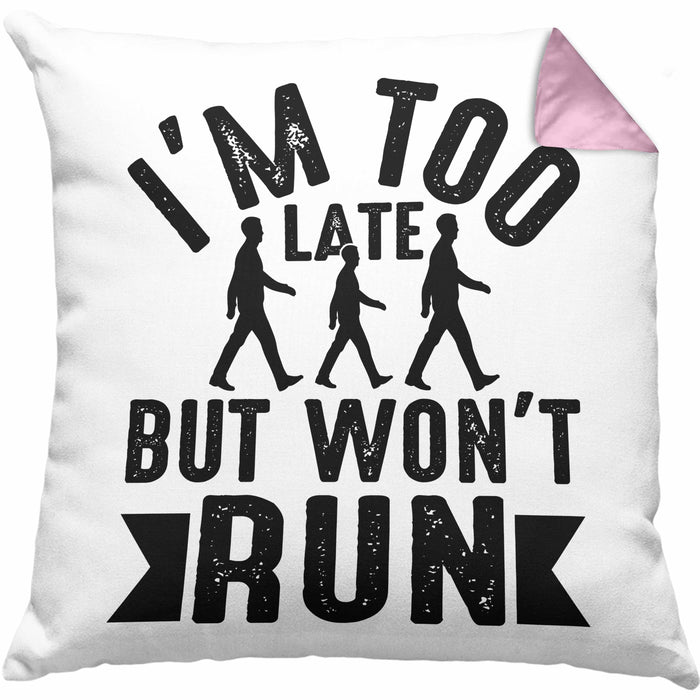 I'm Too Late But Wont Run Kissen mit Füllung 40x40 Geschenk Lustiger Spruch Zuspätkommer Chillige Person (Grau) Rosa Trendation