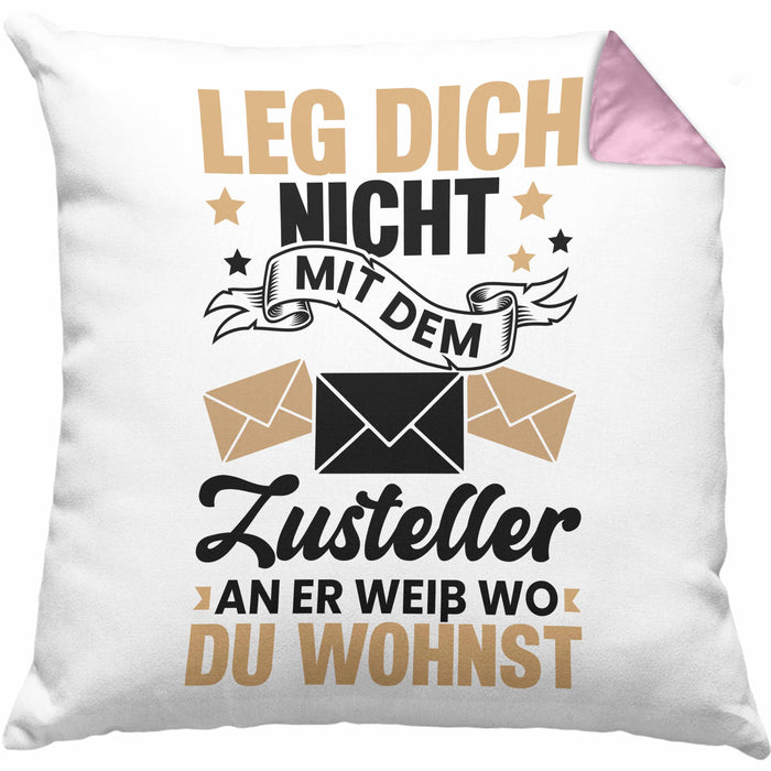 Postbote Paketzusteller Geschenk Kissen mit Füllung 40x40 Spruch Leg Dich Nicht Mit Dem Zusteller An Er Weiß Wo Du Wohnst Briefträger (Grau) Rosa Trendation