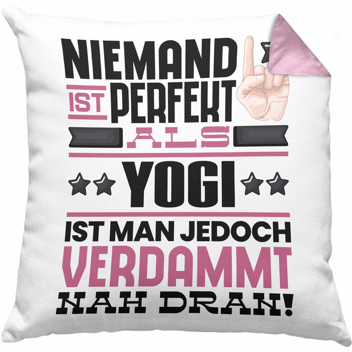 Yogi Geschenk Kissen mit Füllung 40x40 Lustige Geschenkidee für Yogi Geburtstag Niemand Ist Perfekt Aber Als Yogi Ist Man Nah Dran (Grau) Rosa Trendation