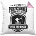 Lustige Bogenschützin Kissen mit Füllung 40x40 mit Spruch Geschenk Frauen Bogenschießen Pfeil und Bogen Motiv (Grau) Rosa Trendation