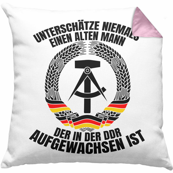 DDR Mann Kissen mit Füllung 40x40 Geschenk Unterschätze Niemals Einen Alten Mann Der In Der DDR AufgewachsenIst (Grau) Rosa Trendation