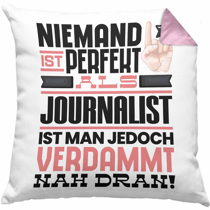 Journalist Geschenk Kissen mit Füllung 40x40 Lustige Geschenkidee für Journalist Geburtstag Niemand Ist Perfekt Aber Als Journalist Ist Man Nah Dran (Grau) Rosa Trendation