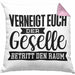 Geselle Prüfung Bestanden Kissen mit Füllung 40x40 Geschenk Verneigt Euch Der Geselle Betritt Den Raum (Grau) Rosa Trendation