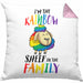 Lustige LGBTQ-Kissen mit Füllung 40x40 mit dem Spruch "I'm The Rainbow Sheep In The Family" Schwule Lesben (Grau) Rosa Trendation