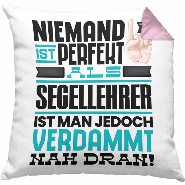 Segellehrer Geschenk Kissen mit Füllung 40x40 Lustige Geschenkidee für Segellehrer Geburtstag Niemand Ist Perfekt Aber Als Segellehrer Ist Man Nah Dran (Grau) Rosa Trendation