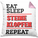 Steinmetz Kissen mit Füllung 40x40 Geschenk Spruch Geschenkidee Eat Sleep Steine Klopfen Repeat (Grau) Rosa Trendation